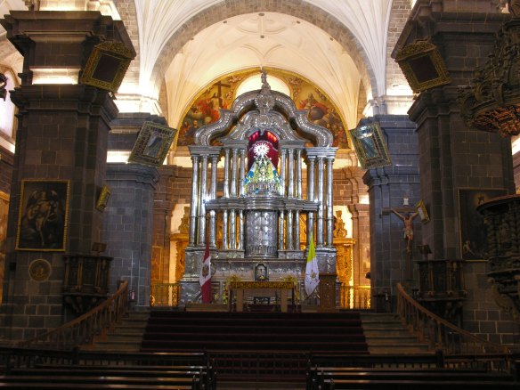 Altar principal da Catedral de Cuzco