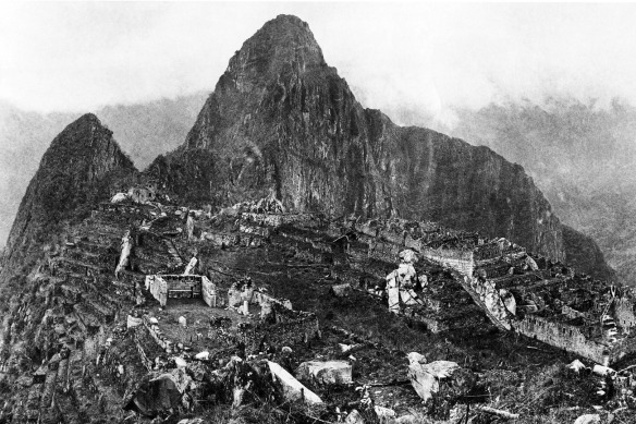 Foto da época da descoberta - reparem o formato do rosto do inca nas montanha ao fundo